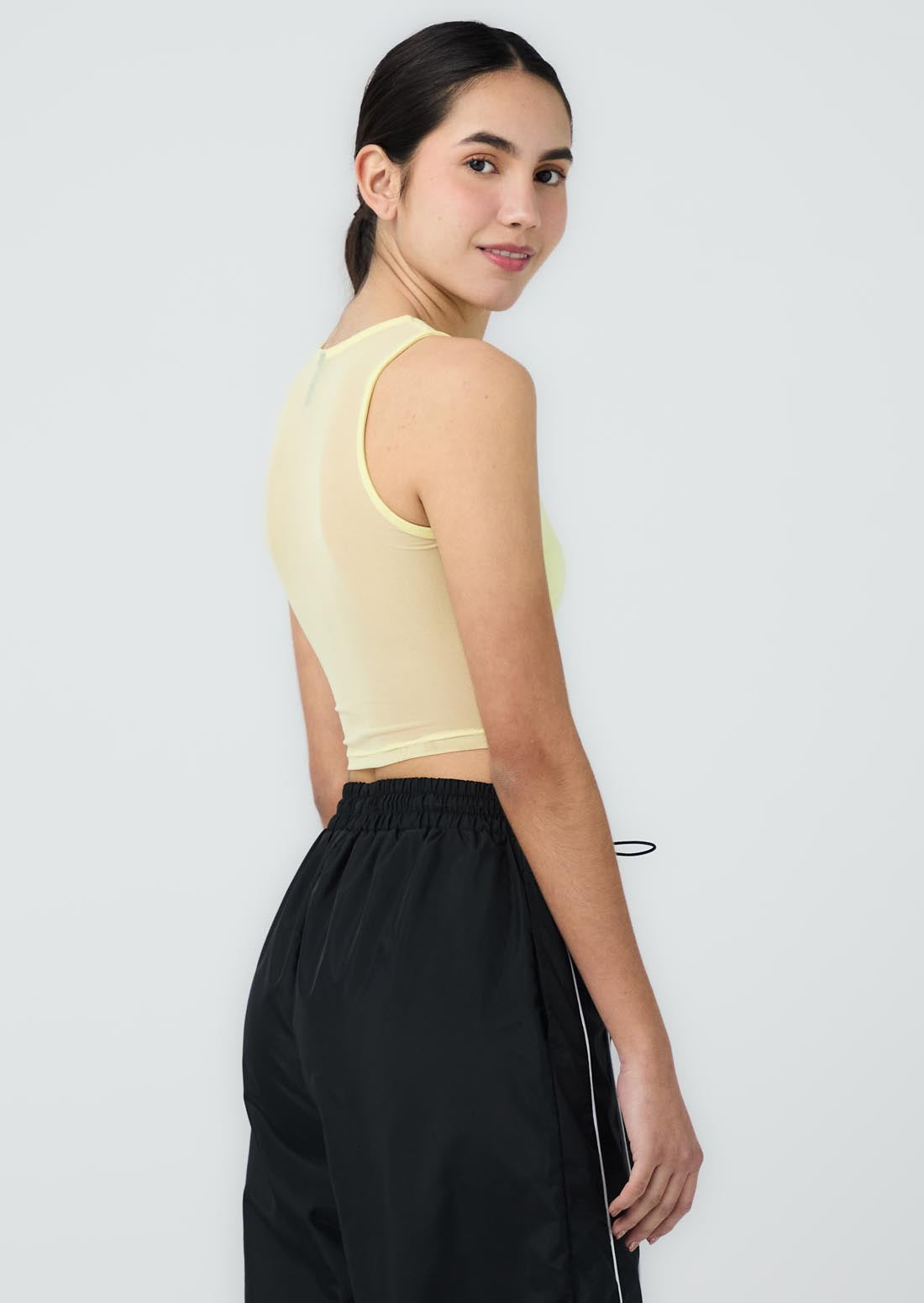 Camiseta amarillo pastel con malla para jóvenes