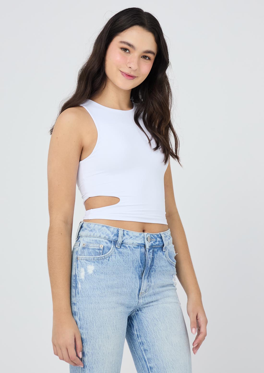 Camiseta blanca con abertura en costados para jóvenes