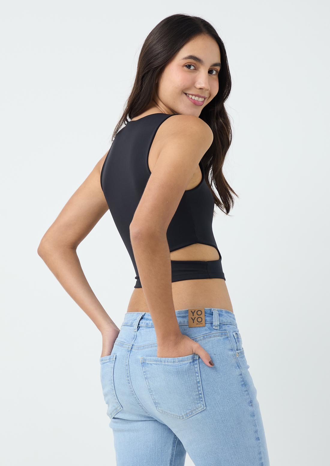 Camiseta negra con abertura en costados para jóvenes