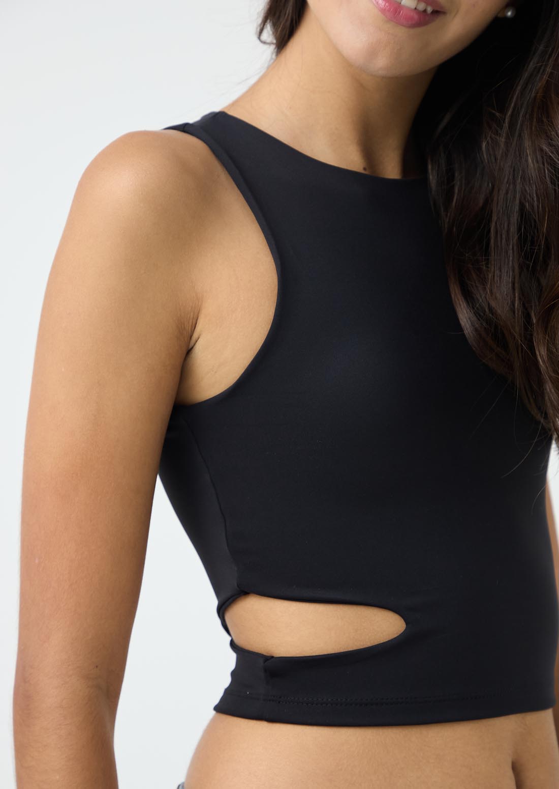 Camiseta negra con abertura en costados para jóvenes