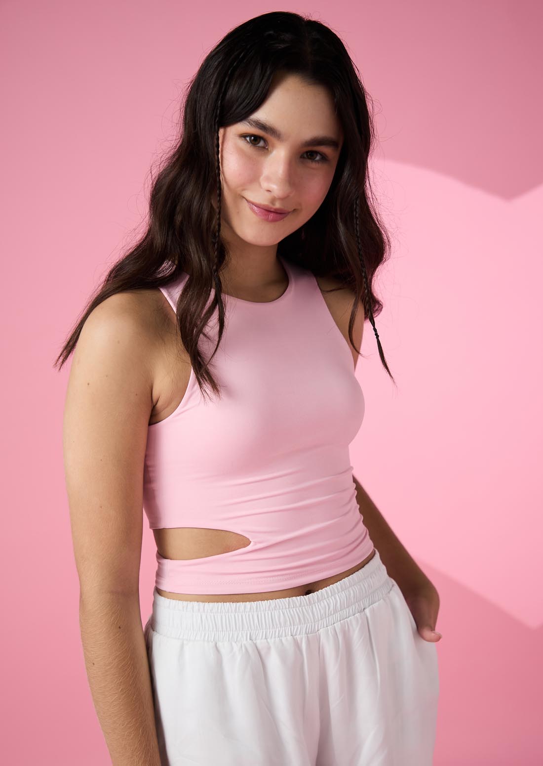 Camiseta rosa pastel con abertura en costados para jóvenes