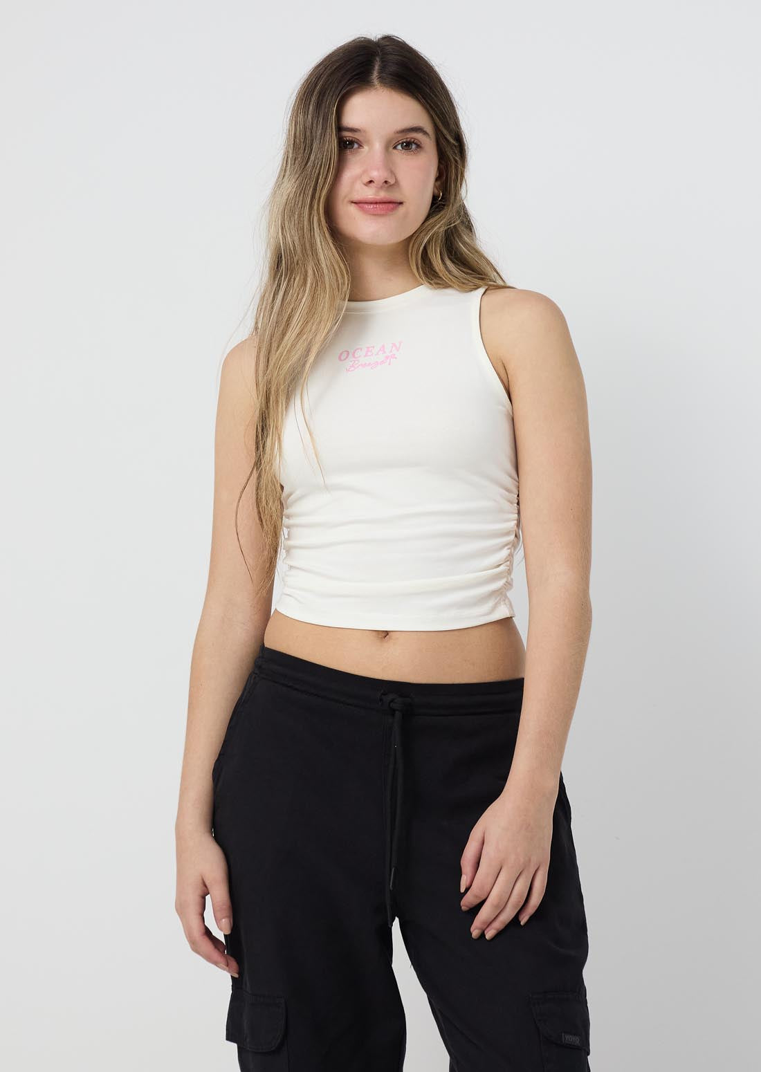 Camiseta marfil con recogido en costados para jóvenes