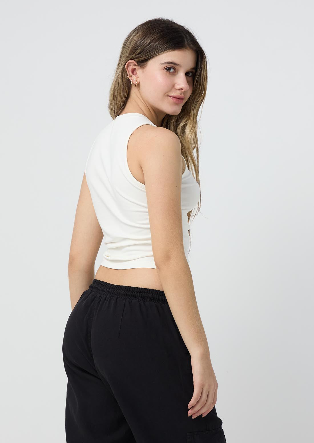 Camiseta marfil con recogido en costados para jóvenes