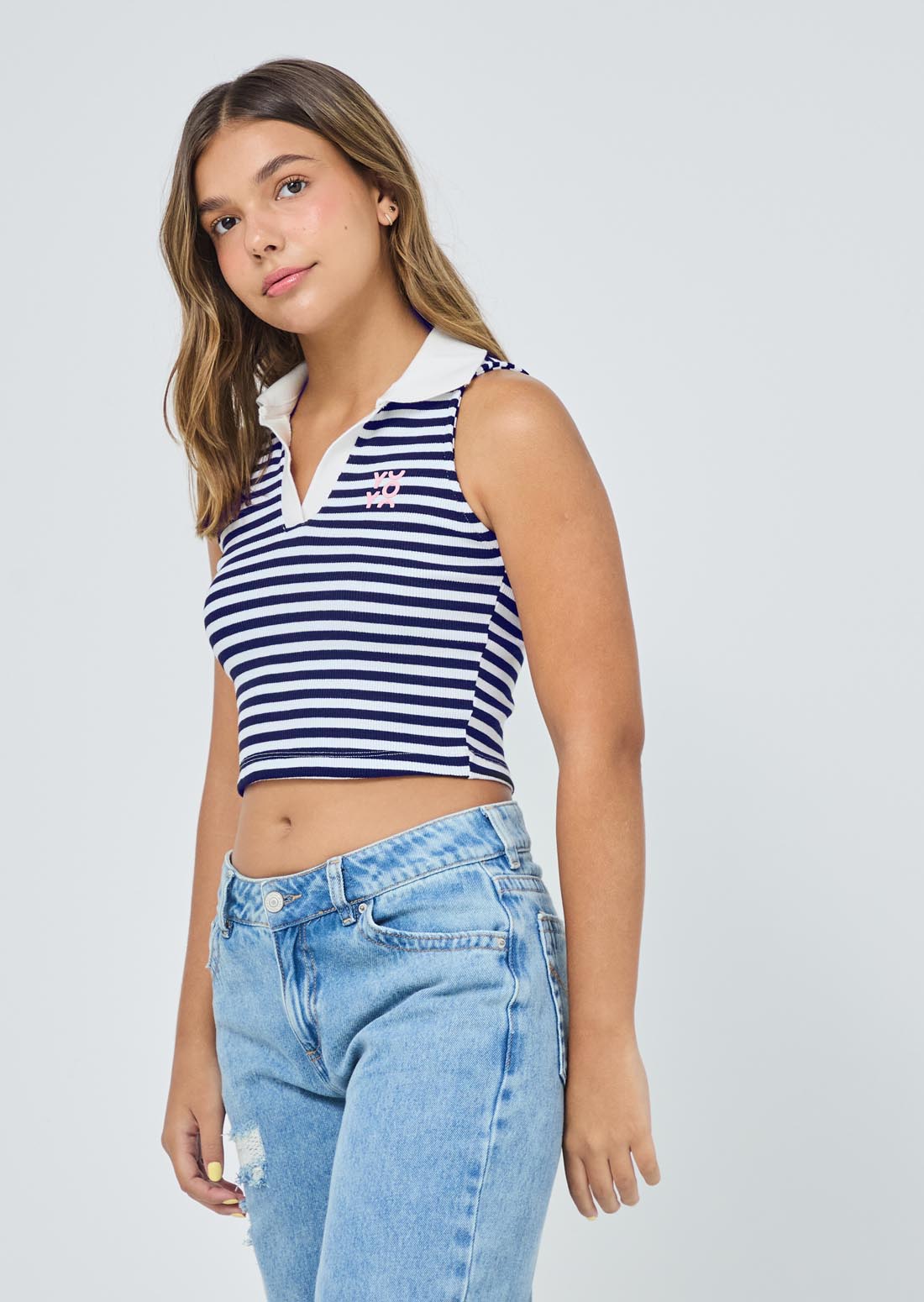 Camiseta marfil con cuello tipo polo para jóvenes