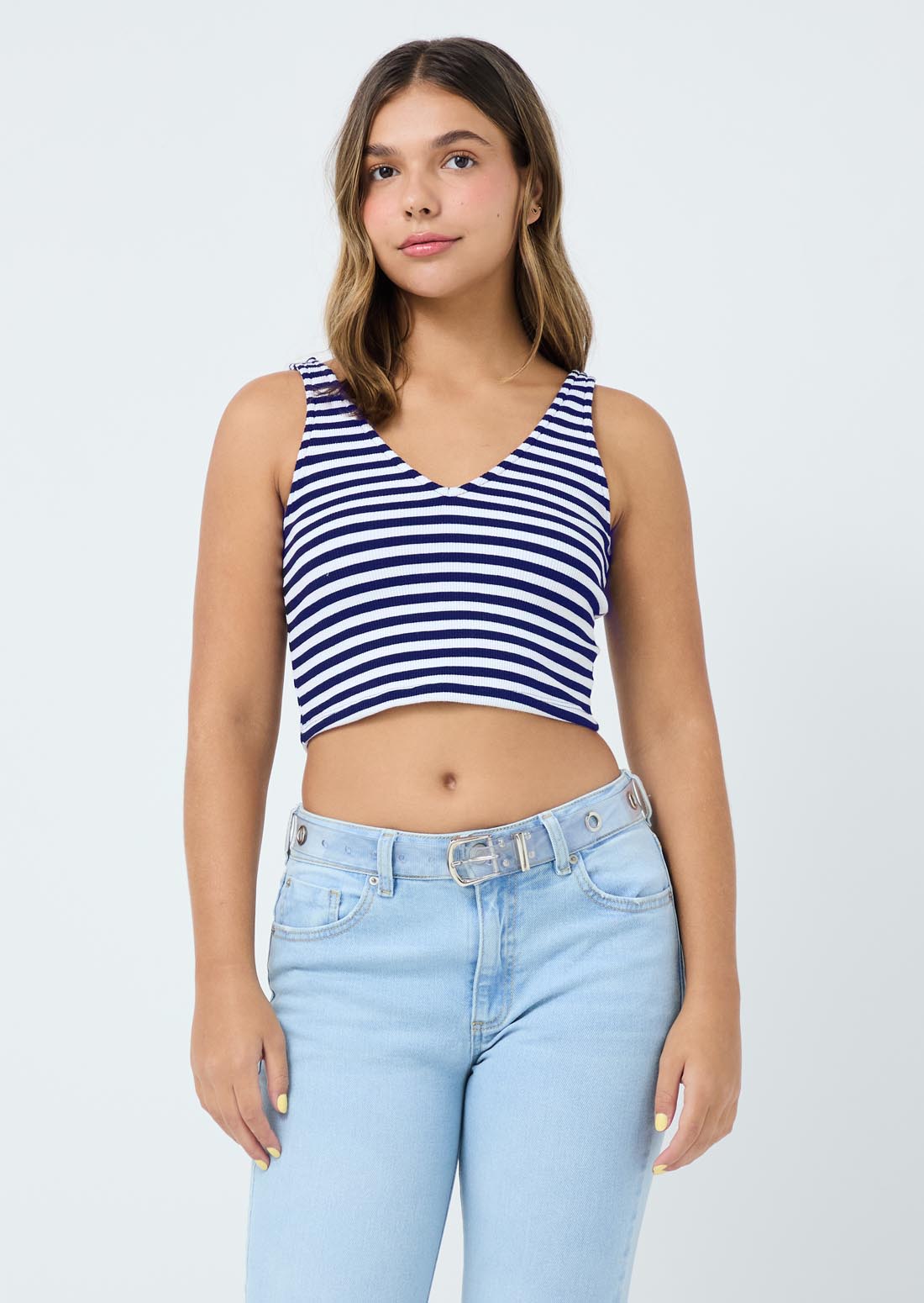 Camiseta marfil escote en V para jóvenes