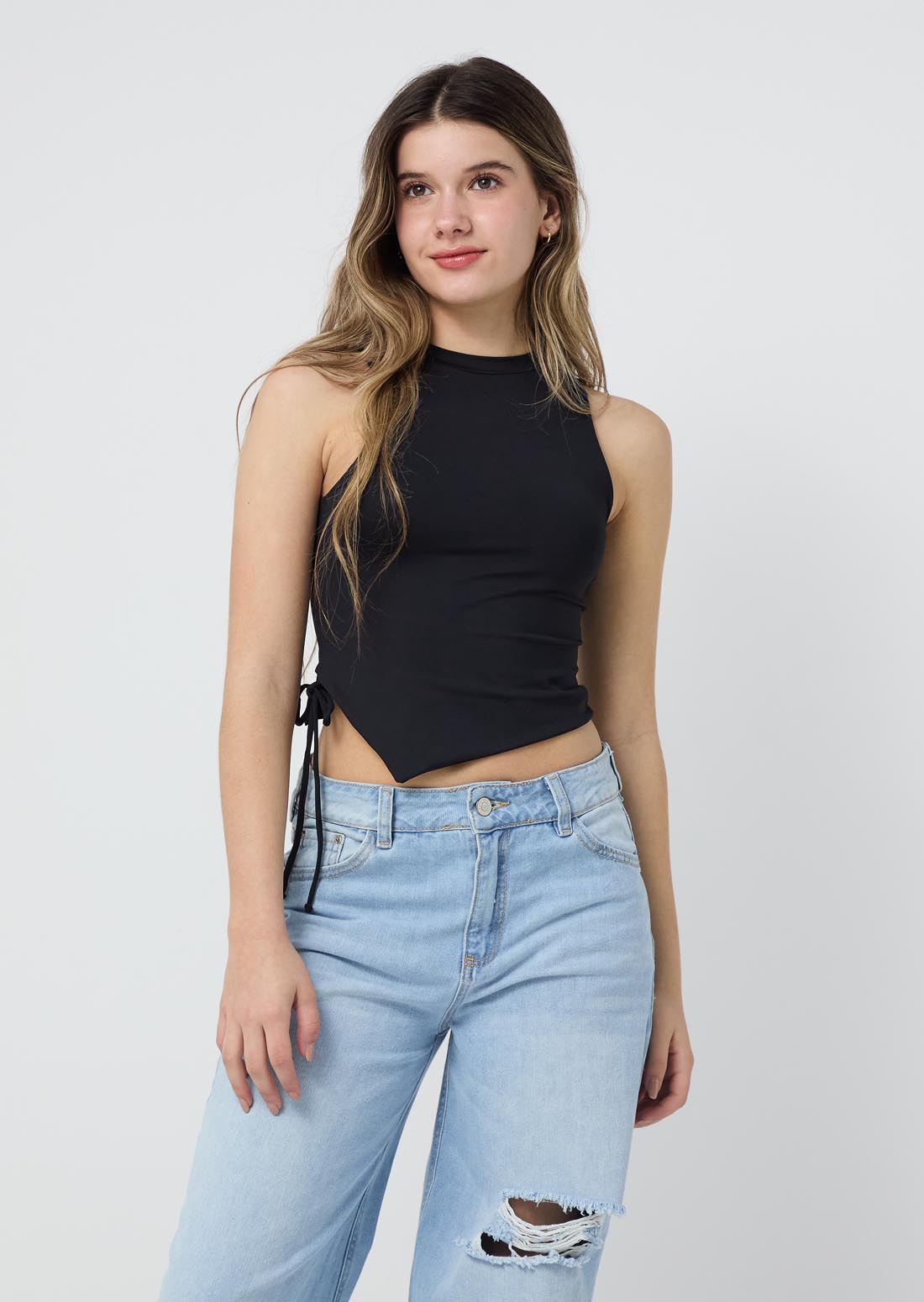Camiseta negra con amarre en costados para jóvenes