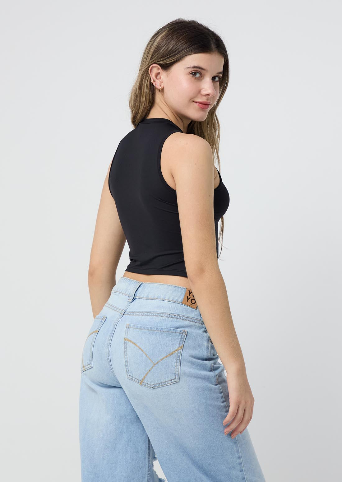 Camiseta negra con amarre en costados para jóvenes