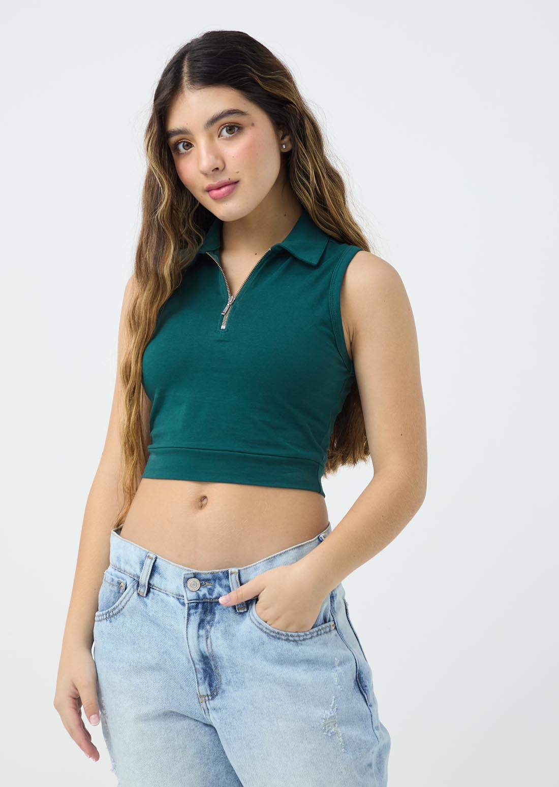 Camiseta verde botella con cierre en escote para jóvenes