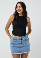 Camiseta negra en malla con recogido en costados para jóvenes
