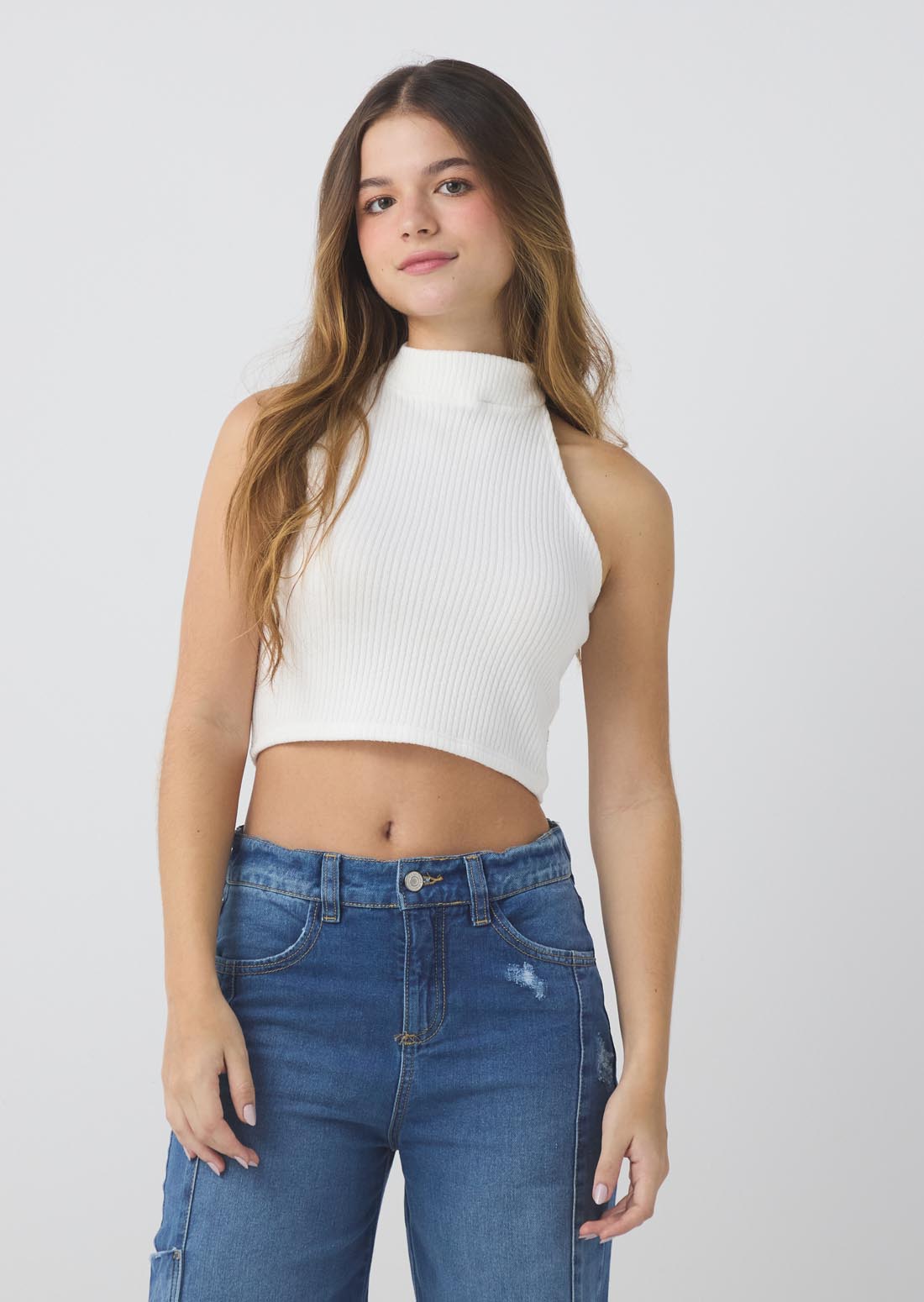 Camiseta marfil con cuello alto para jóvenes