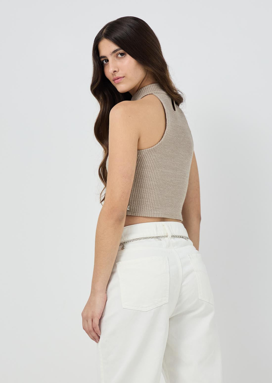 Camiseta taupe con cuello alto para jóvenes