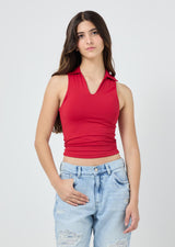 Top roja con escote en V para jóvenes