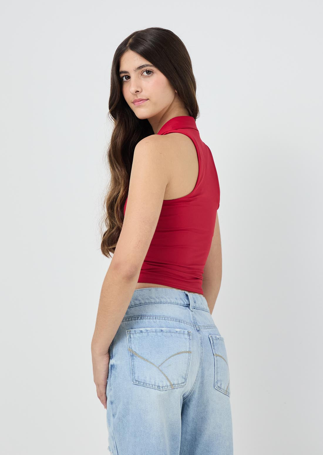 Camiseta roja con escote en V para jóvenes