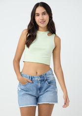 Camiseta verde claro con abertura en hombro para jóvenes