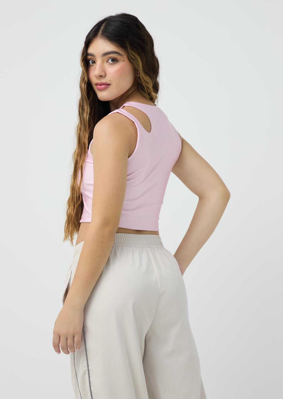 Camiseta rosa pastel con abertura en hombro para jóvenes