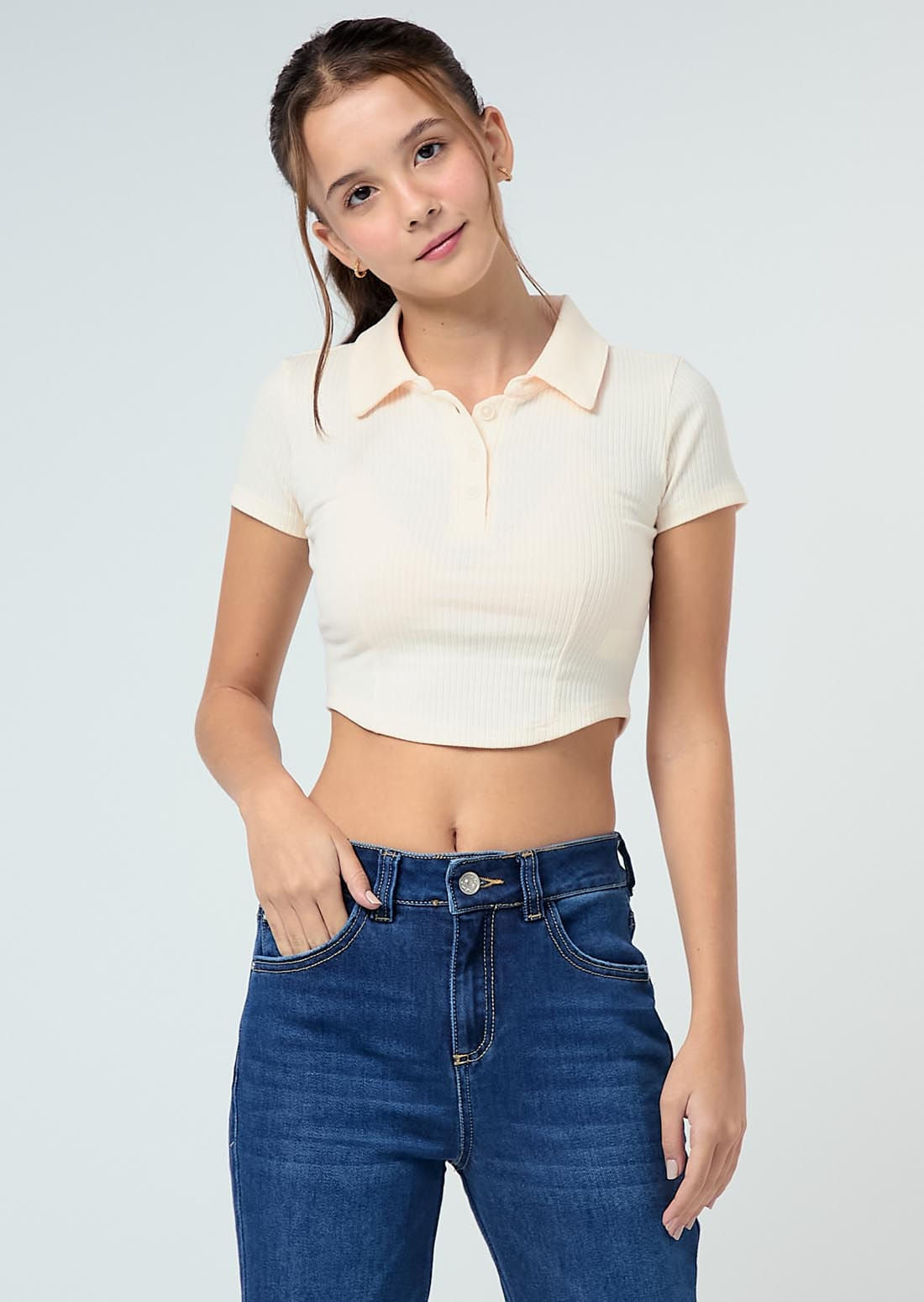 Camiseta beige tipo polo para jóvenes