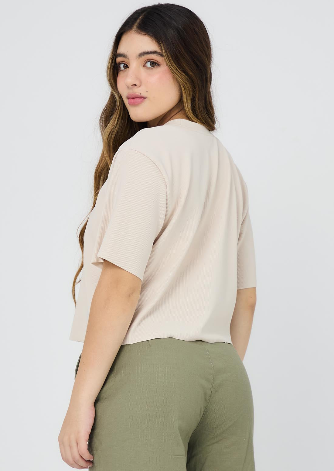 Camiseta arena con marquilla decorativa para jóvenes