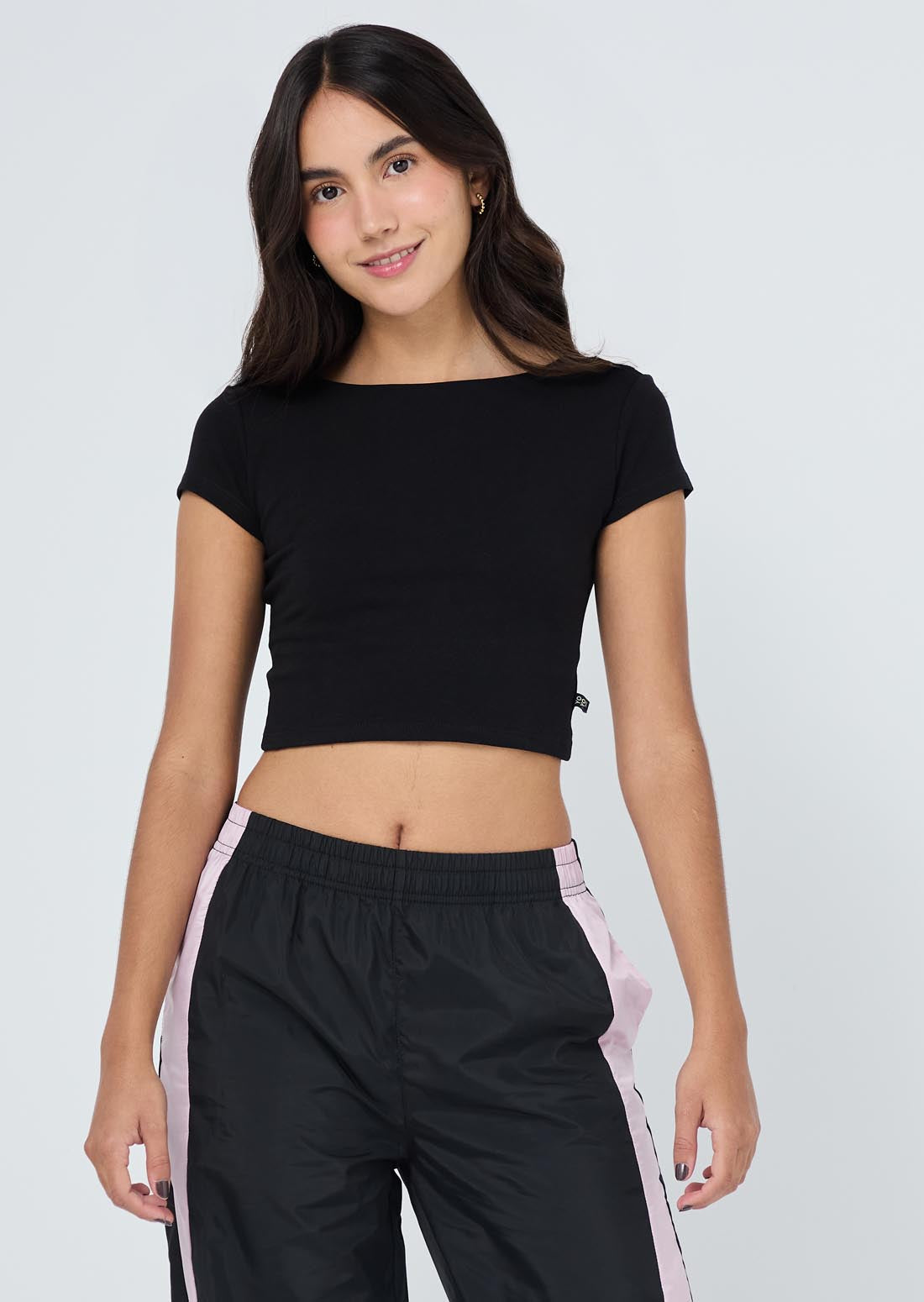 Camiseta negra espalda descubierta para jóvenes