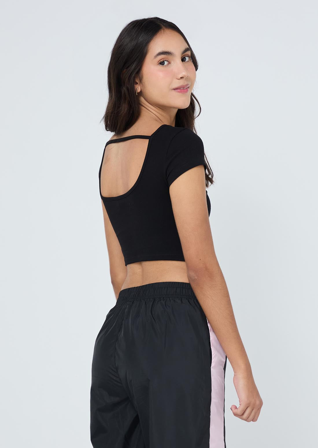 Camiseta negra espalda descubierta para jóvenes
