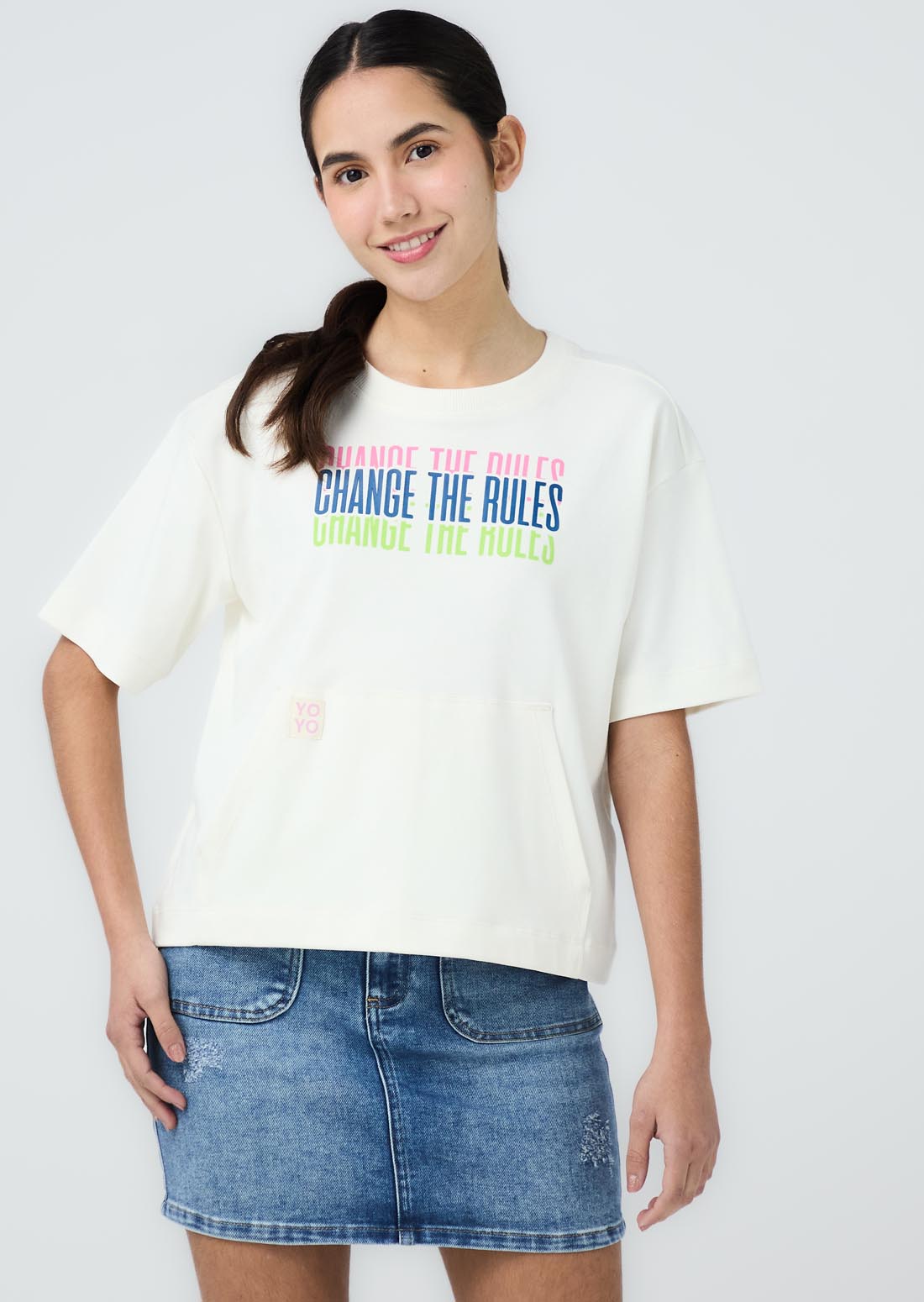 Camiseta marfil con bolsillo en frente para jóvenes