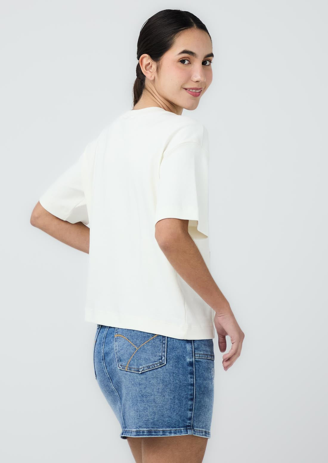 Camiseta marfil con bolsillo en frente para jóvenes