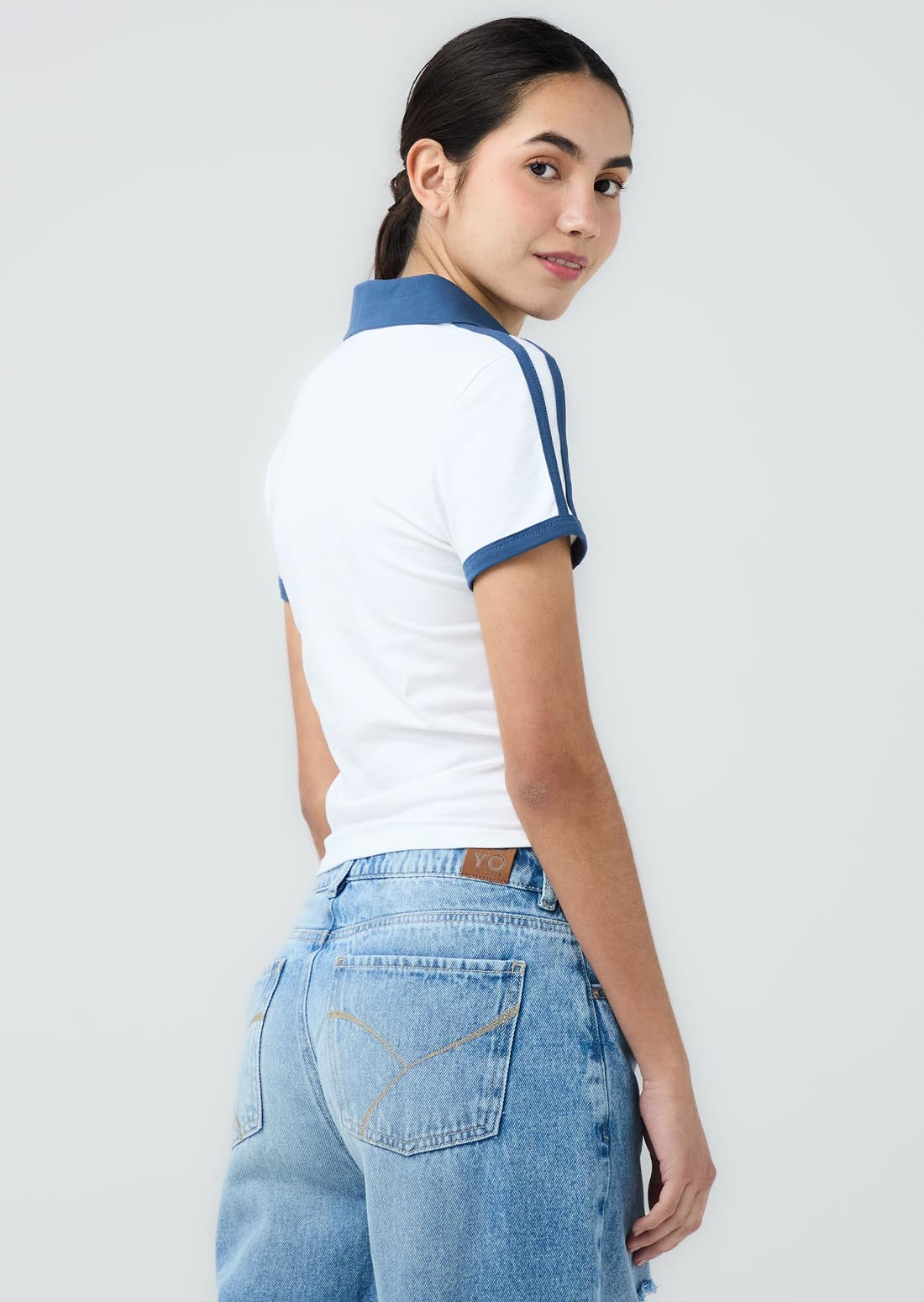 Camiseta marfil tipo polo para jóvenes