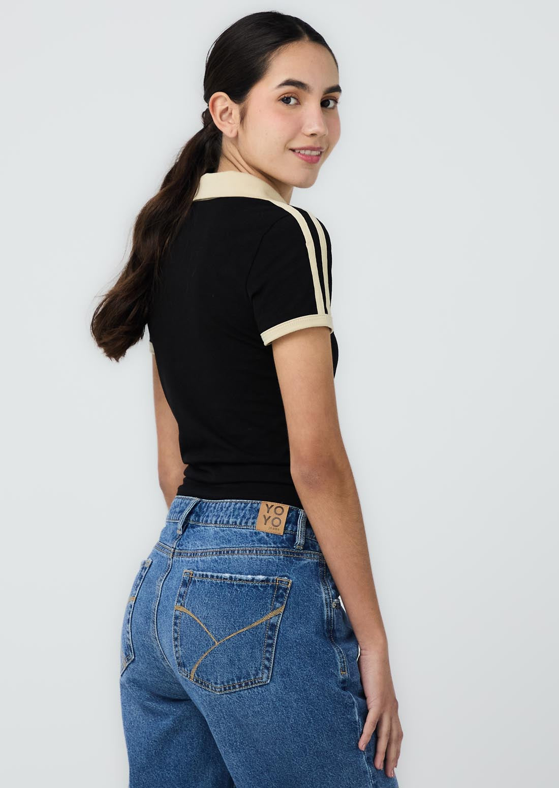 Camiseta negra tipo polo para jóvenes