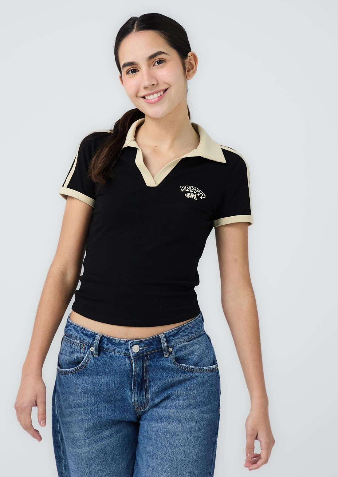 Camiseta negra tipo polo para jóvenes