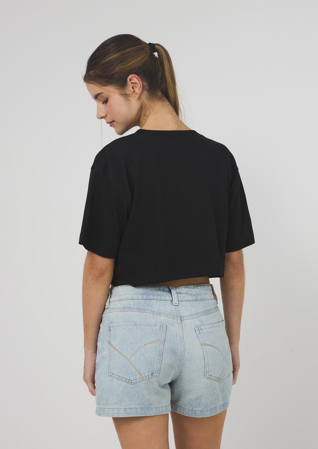 Camiseta negra estampada en ruedo para jóvenes