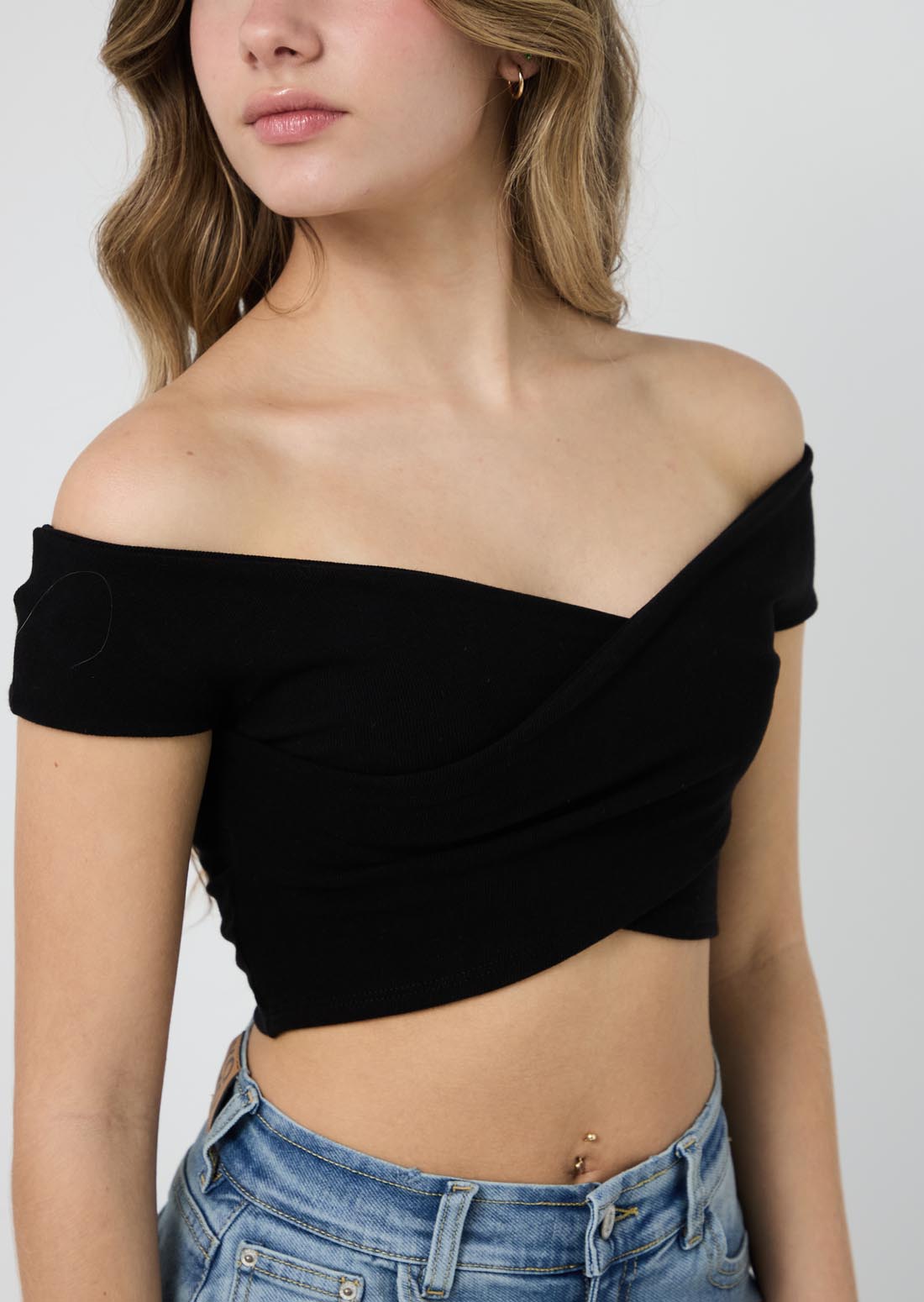 Camiseta negra con escote cruzado para jóvenes