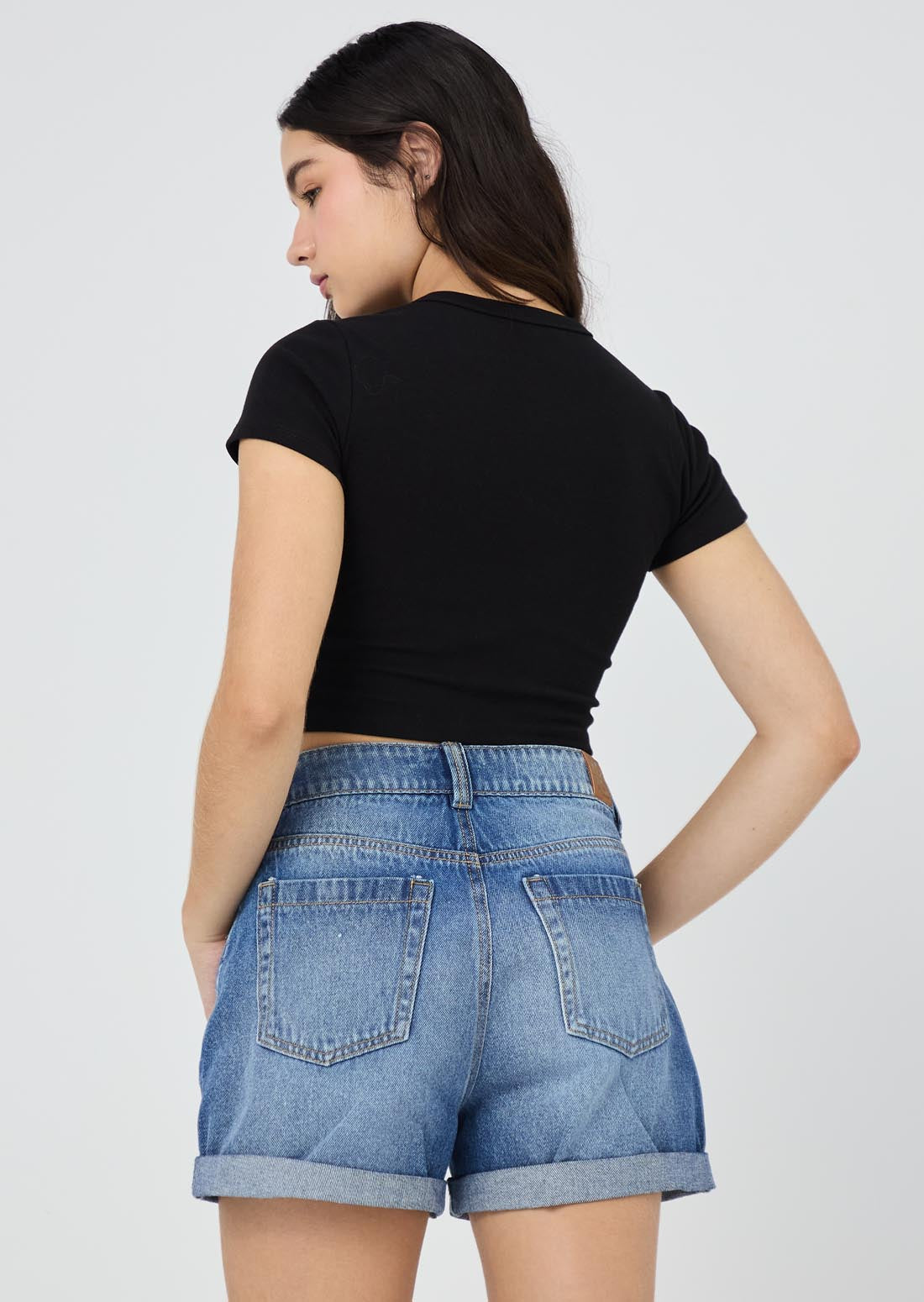 Camiseta negra con moños decorativos en frente para jóvenes
