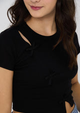 Camiseta negra con moños decorativos en frente para jóvenes