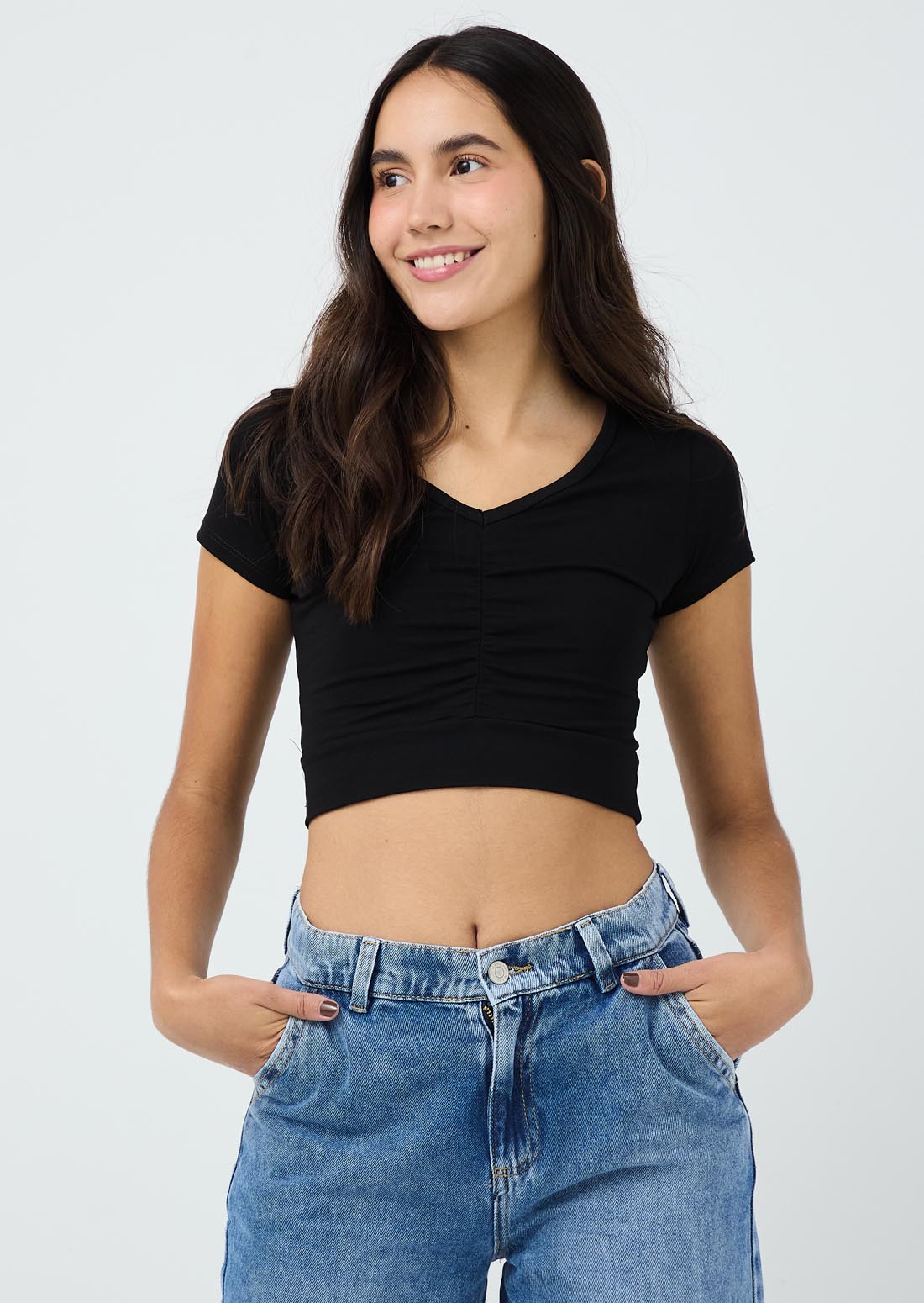 Camiseta negra con recogido en frente para jóvenes
