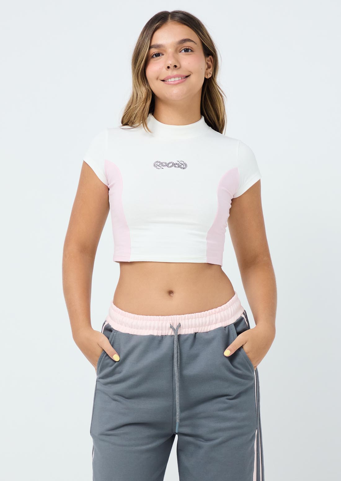Camiseta marfil con cortes en contraste para jóvenes