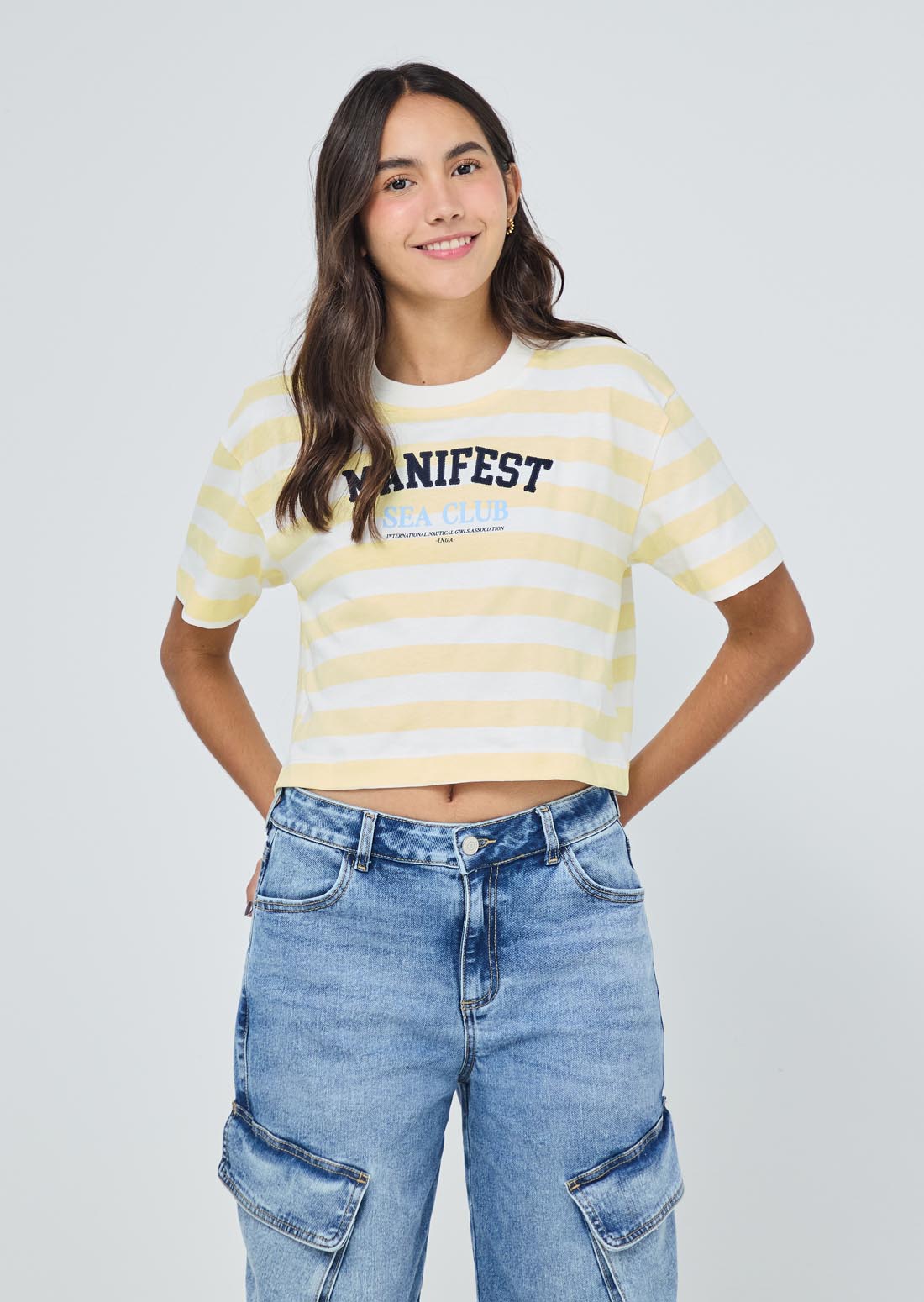 Camiseta marfil con bordado en frente para jóvenes