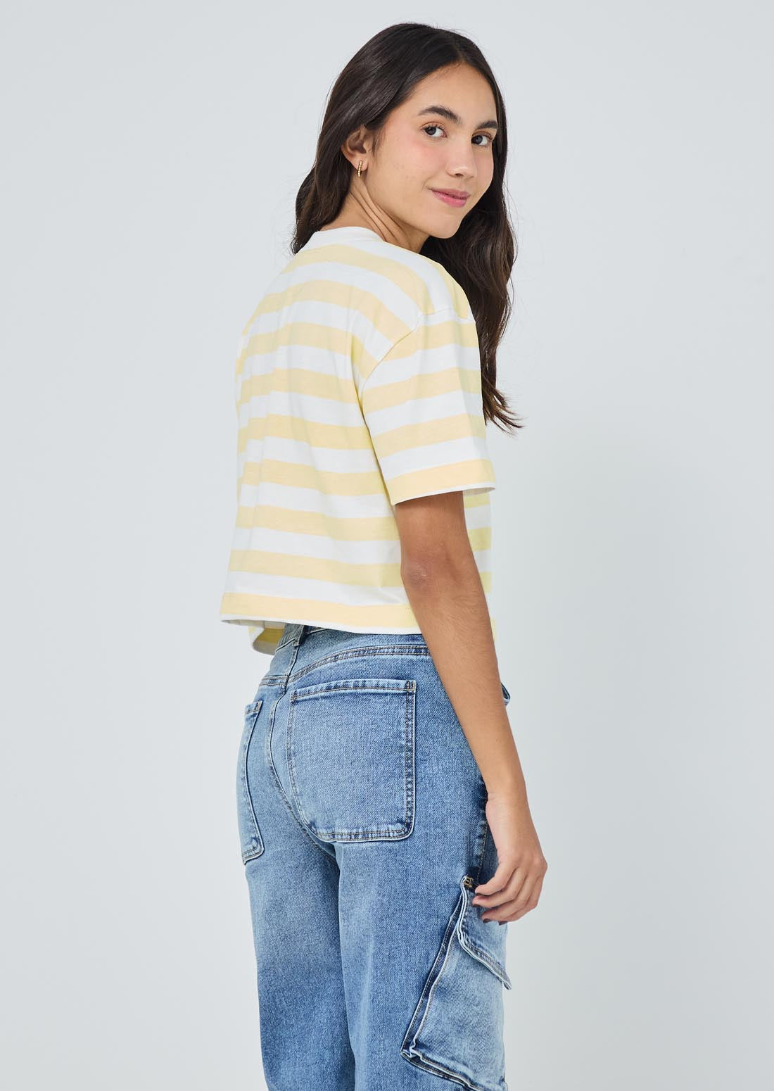Camiseta marfil con bordado en frente para jóvenes