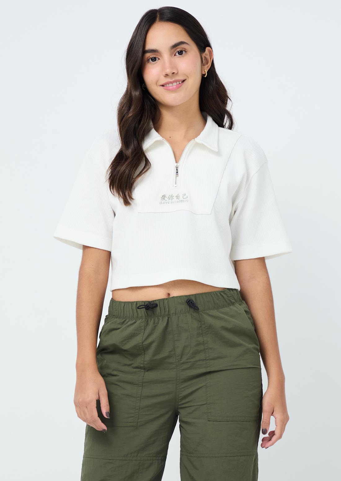 Camiseta marfil bordado en frente para jóvenes