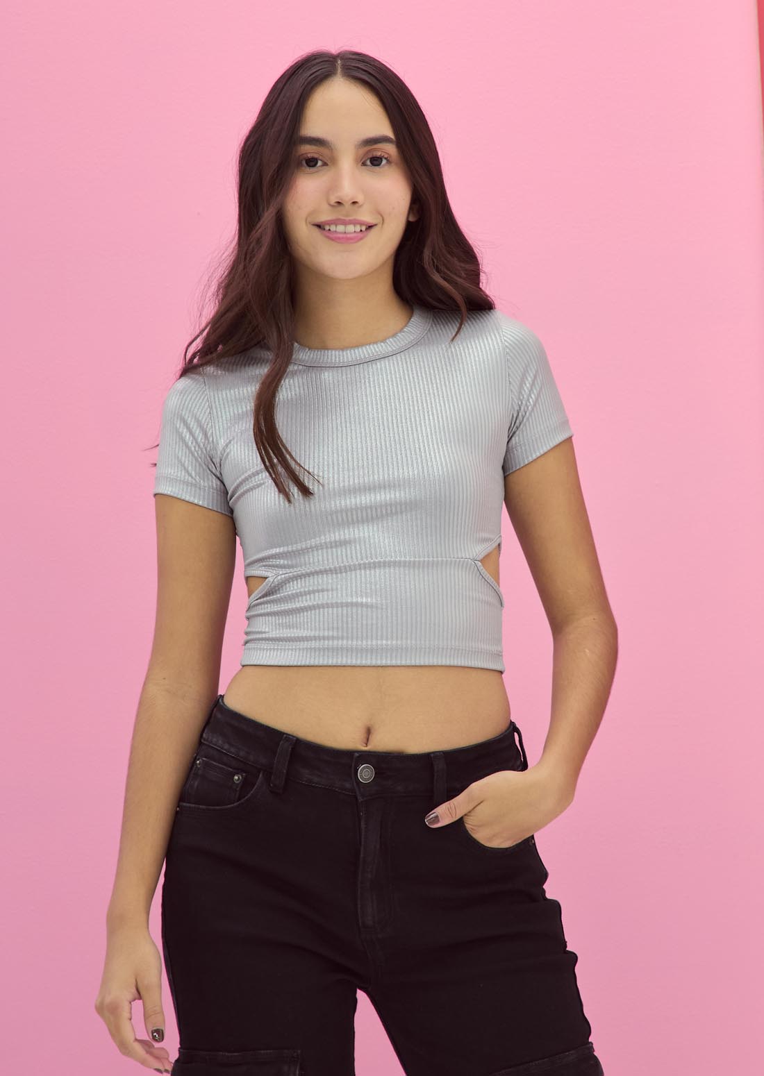 Camiseta plateada con abertura en costados para jóvenes