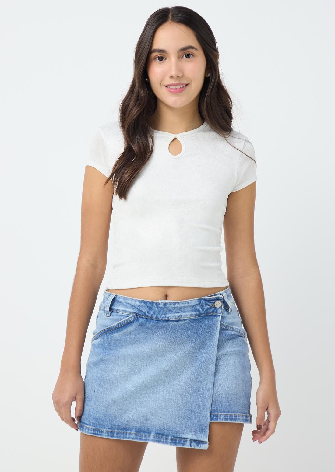 Camiseta marfil con abertura en frente para jóvenes