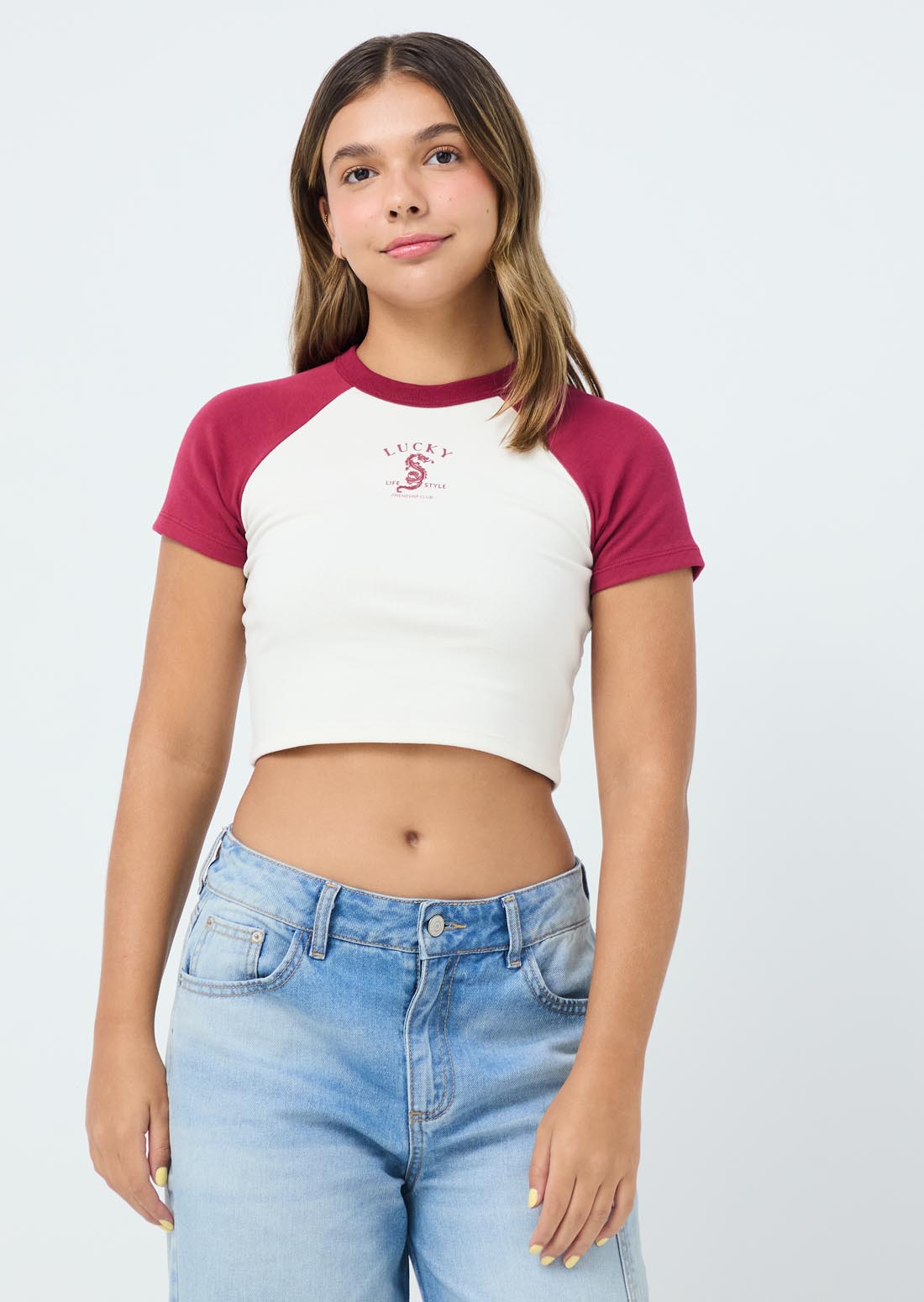 Camiseta marfil con mangas en contraste para jóvenes