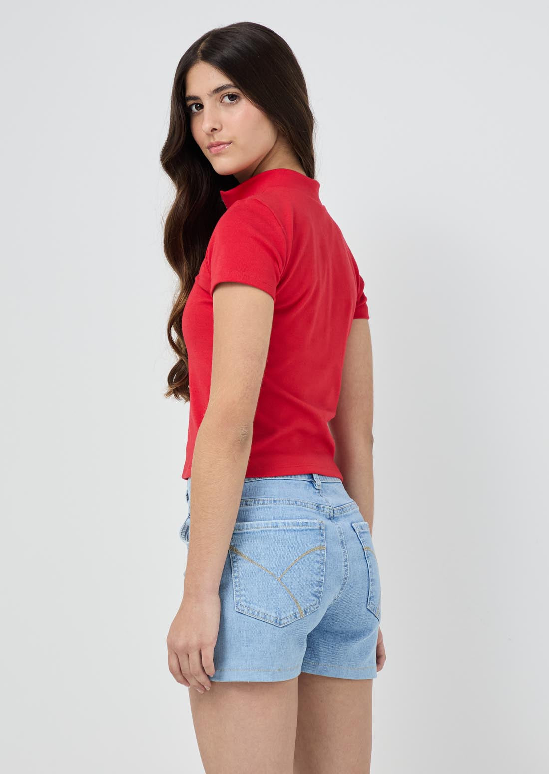 Camiseta roja con cierre en escote para jóvenes