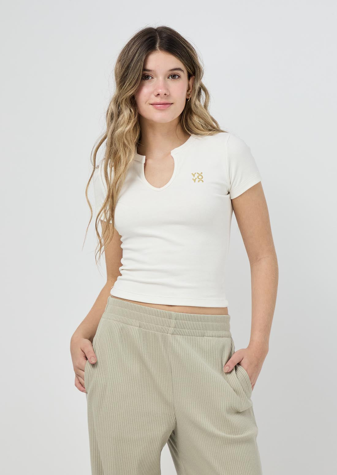 Camiseta beige con estampado en frente para jóvenes
