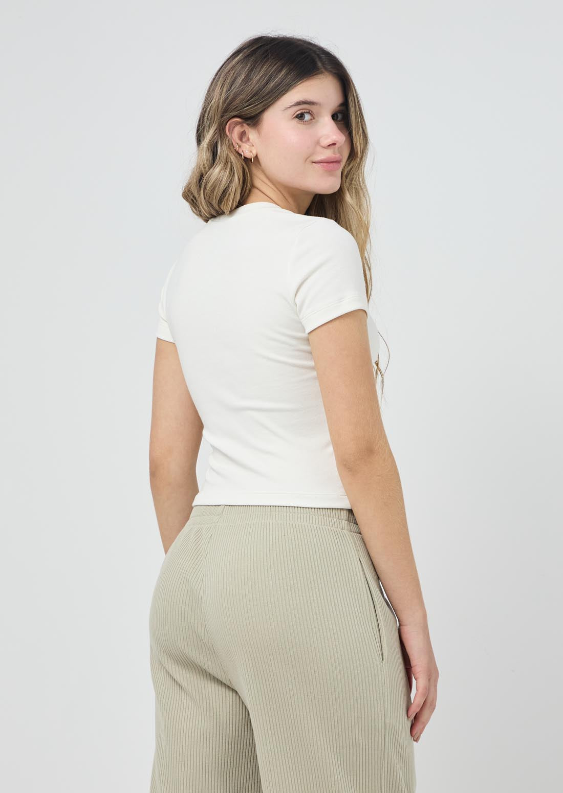 Camiseta beige con estampado en frente para jóvenes