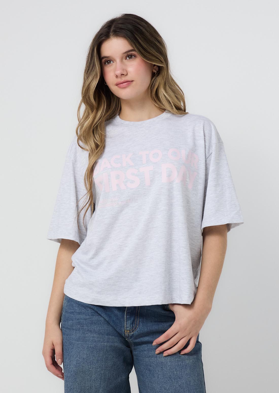 Camiseta gris con estampado en frente para jóvenes