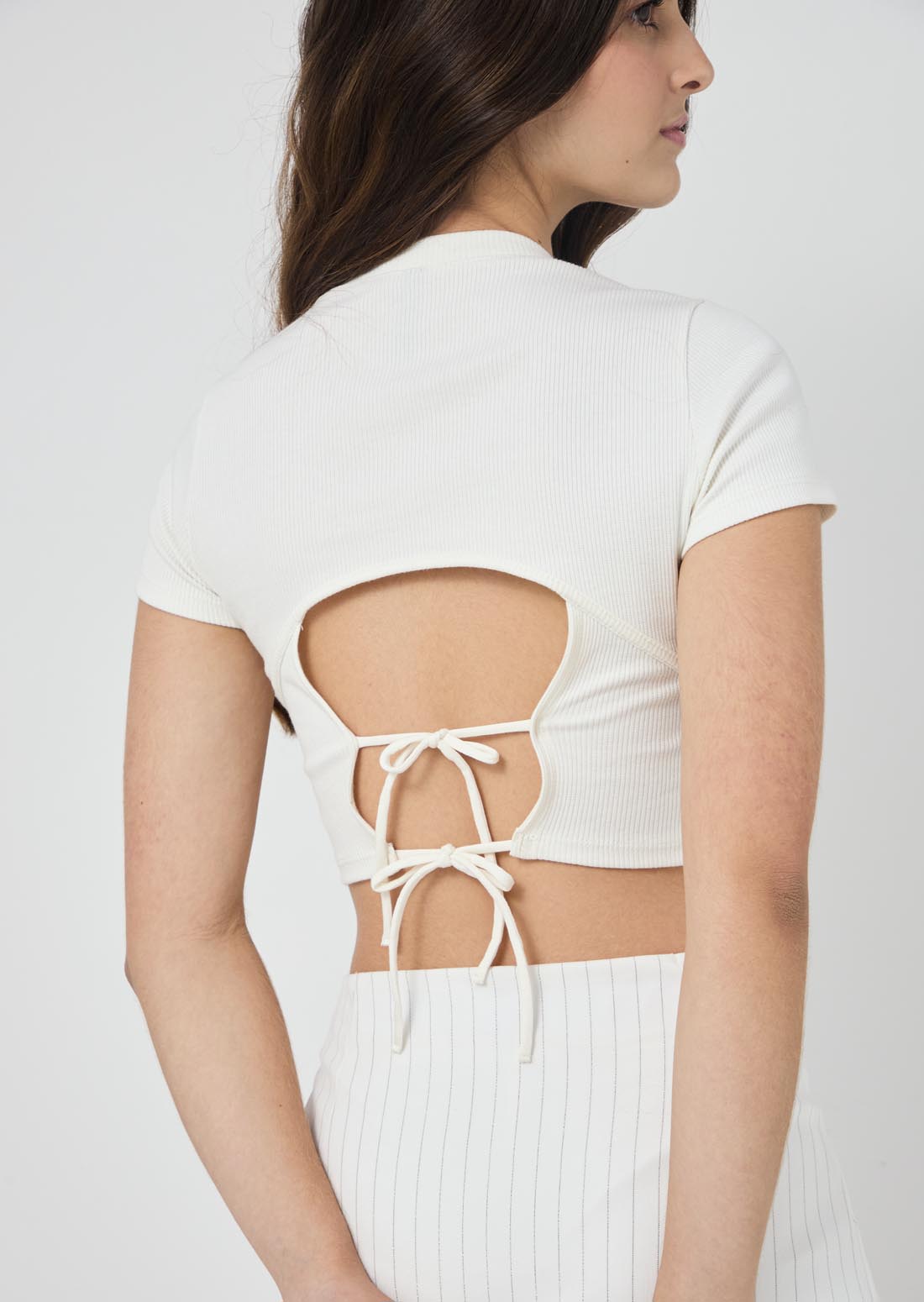 Camiseta marfil con amarre en espalda para jóvenes