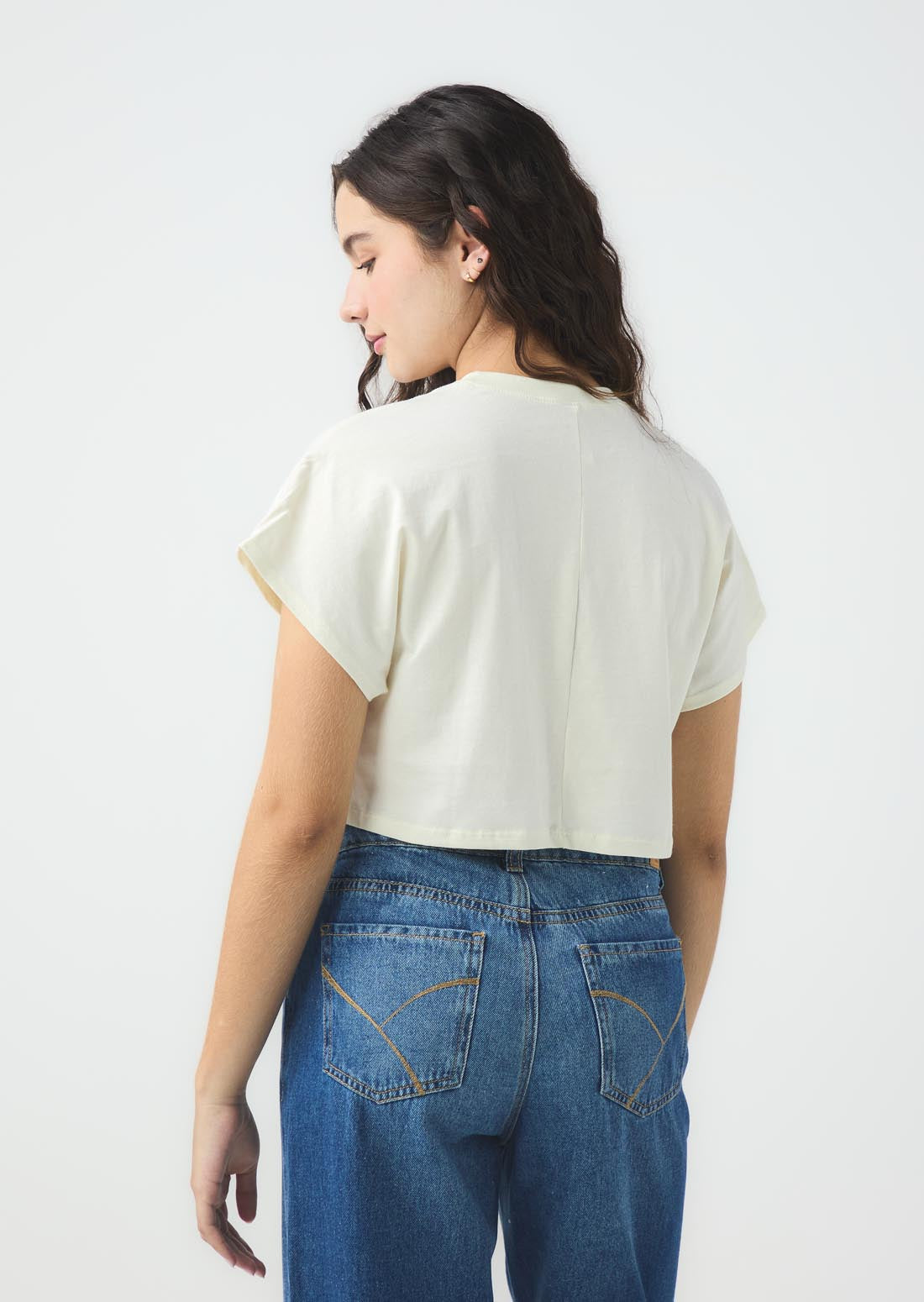 Camiseta marfil manga rodada para jóvenes