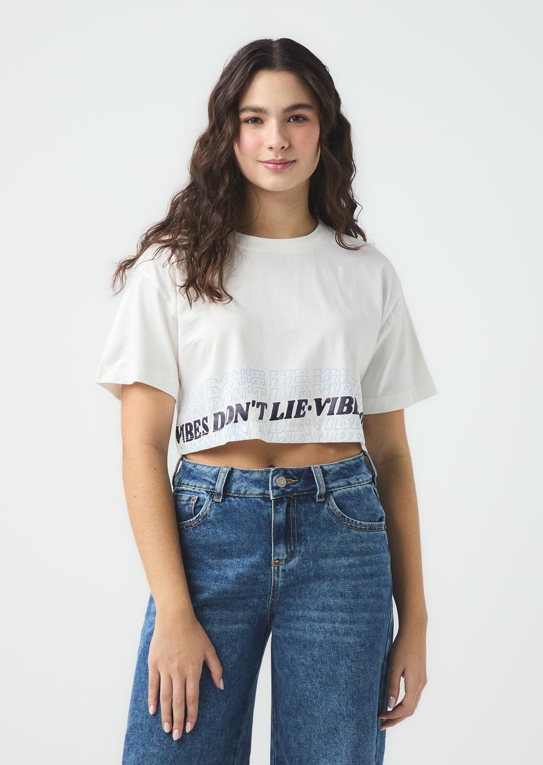 Camiseta marfil con estampado en ruedo para jóvenes