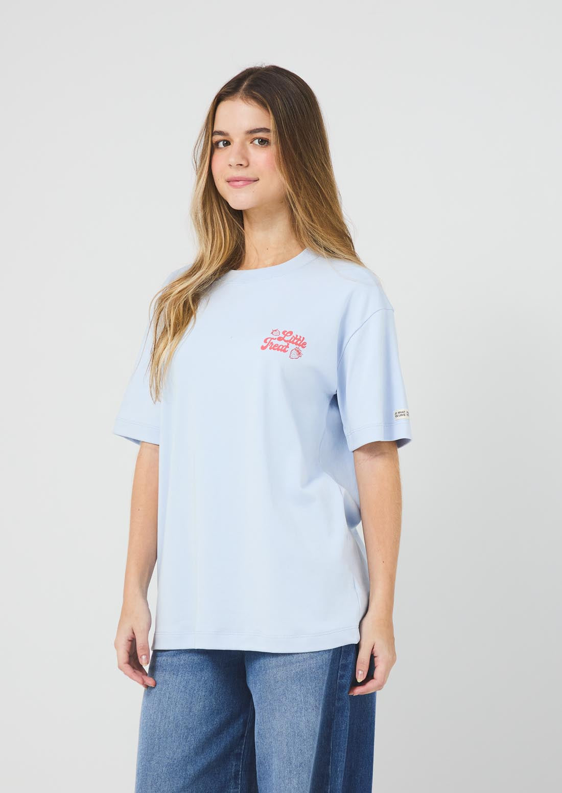 Camiseta azul claro estampada en frente para jóvenes