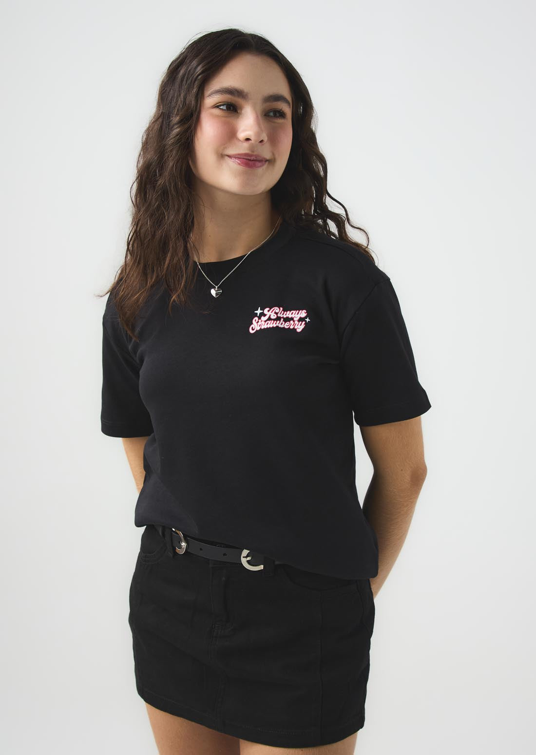 Camiseta negra en frente para jóvenes