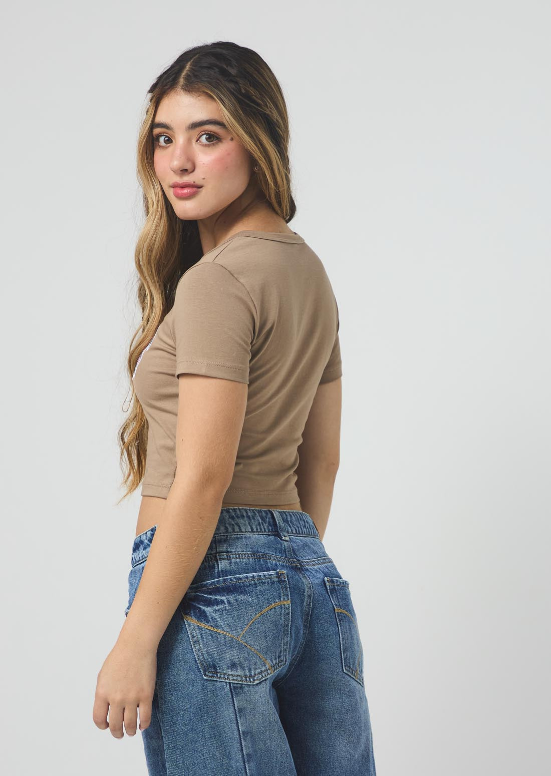 Camiseta chocolate con bordado en frente para jóvenes